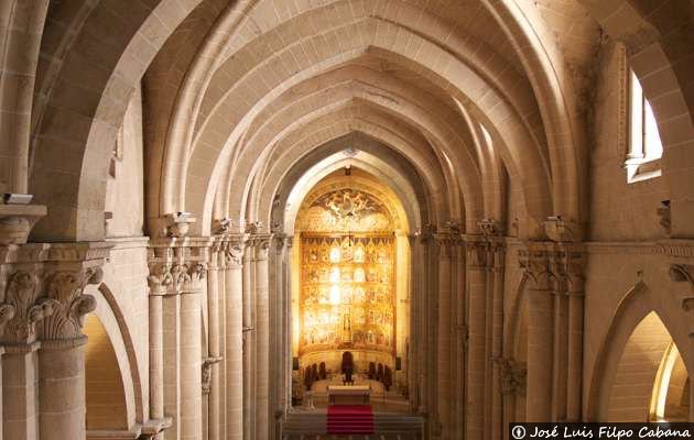 Nave central y retablo - Catedral vieja de Salamanca