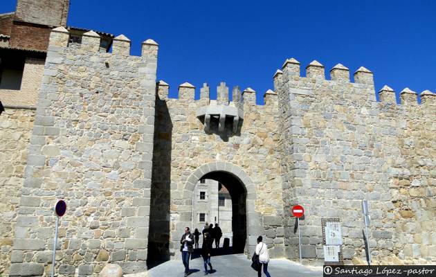 Puerta de la Santa - Muralla de Ávila