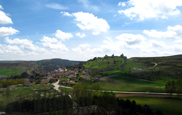 Pueblo con encanto Segovia - Villa medieval de Fuentidueña - Villa amurallada Segovia