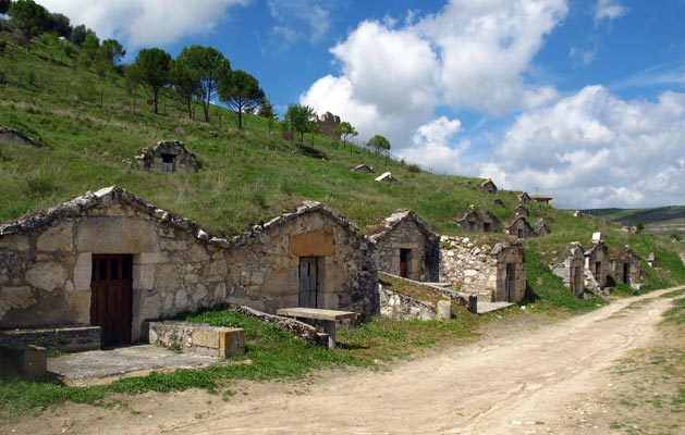 Qué visitar en Fuentidueña - Bodegas tradicionales excavadas en la roca - Segovia