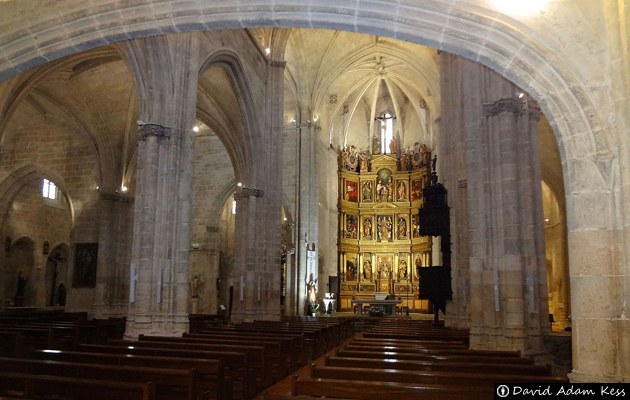 Iglesia con planta en forma de cruz latina - Aranda de Duero