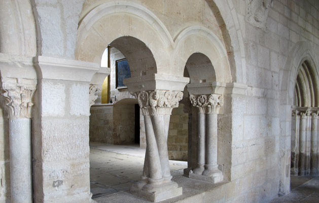 Columnas y capiteles - Monasterio de La Vid - Burgos