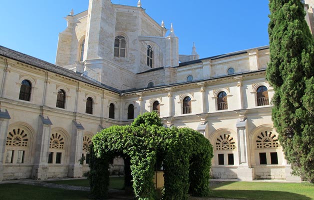 Jardín y pozo - Claustro del Monasterio de La Vid - Burgos