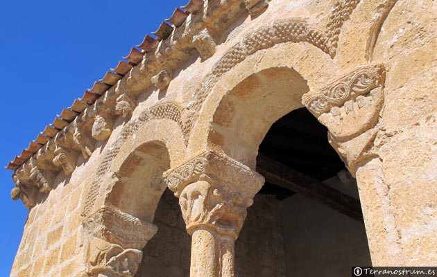 Detalle Arcos románicos Iglesia de San Ginés - Rejas de San Esteban