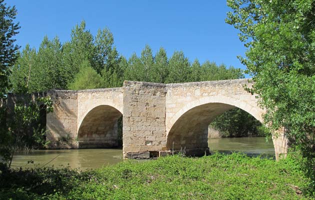 Puente medieval sobre el río Duero