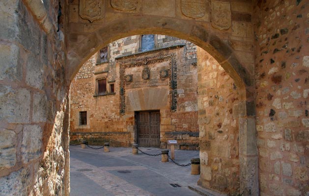 Arco y Palacio de los Contreras  - Qué ver en Ayllón y Alrededores